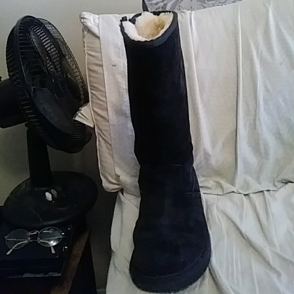 UGGs - Picture 2 of 4